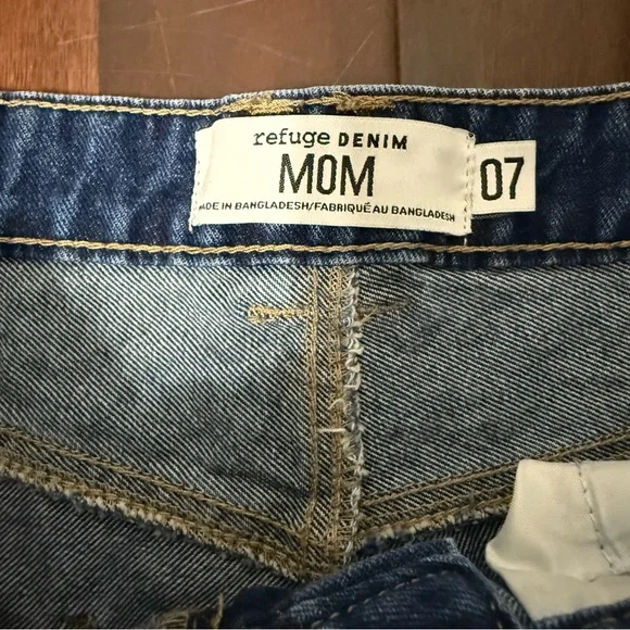 Refuge Denim Mom Jean Shorts Women’s Size 7 Distressed - Picture 2 of 5